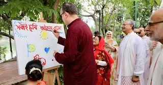 বৈশাখ উৎসবে মেতে উঠলেন মার্কিন রাষ্ট্রদূত ক্রিস্টেনসেন